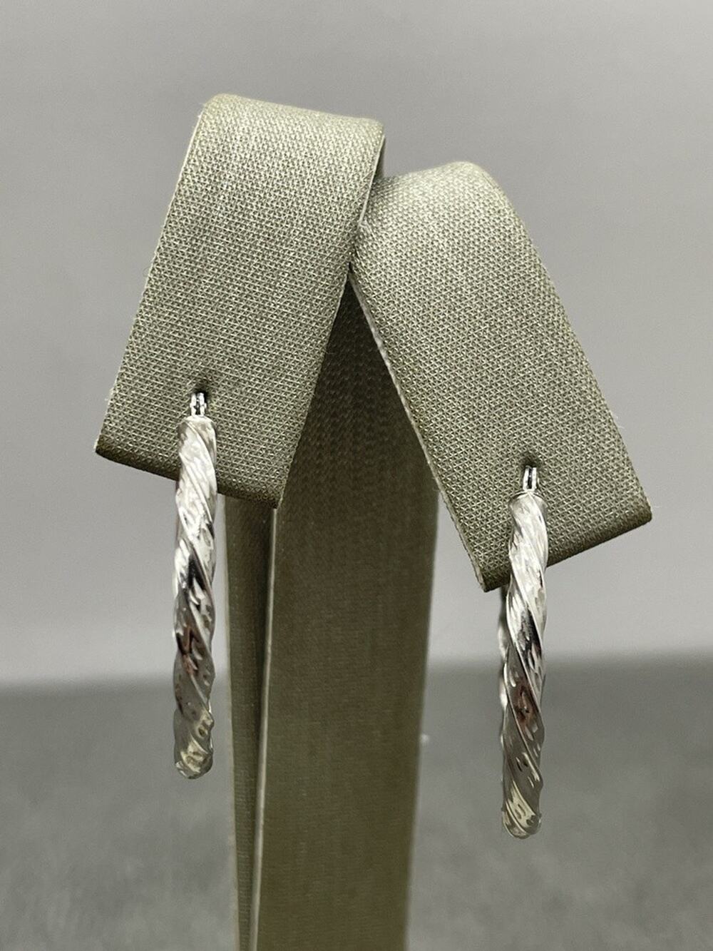 14K White Gold Twist Hoop Earrings (25553)